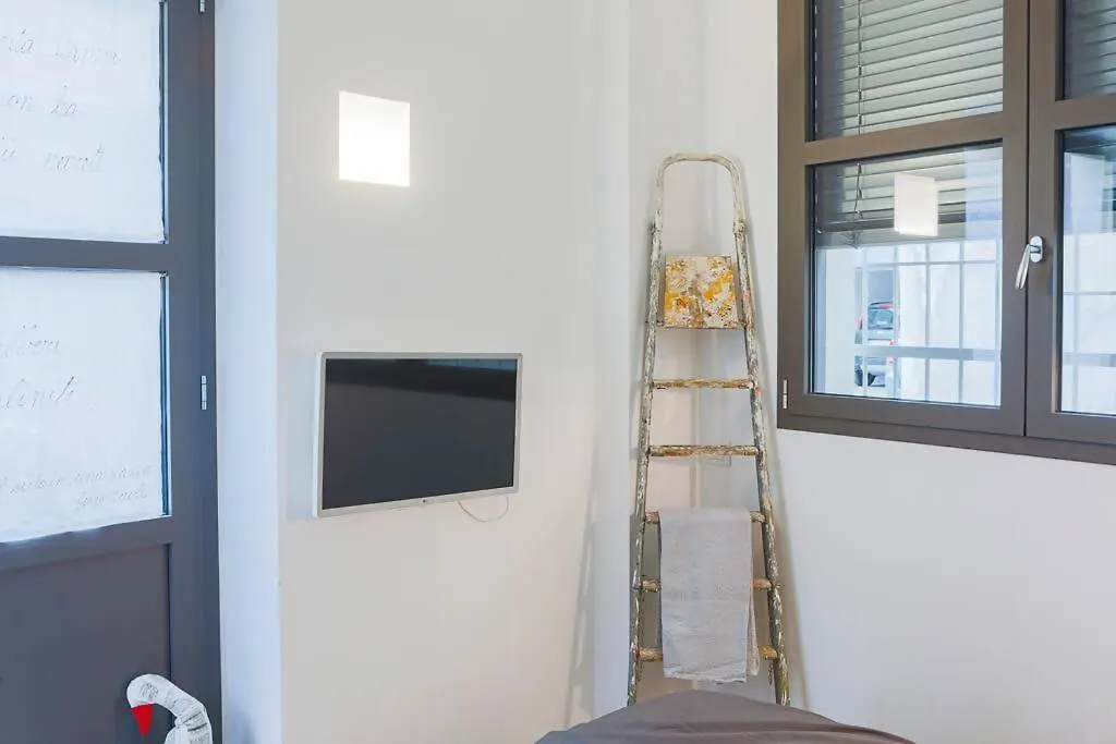 Cozy Room In The Heart Of Como 0*,  Italia