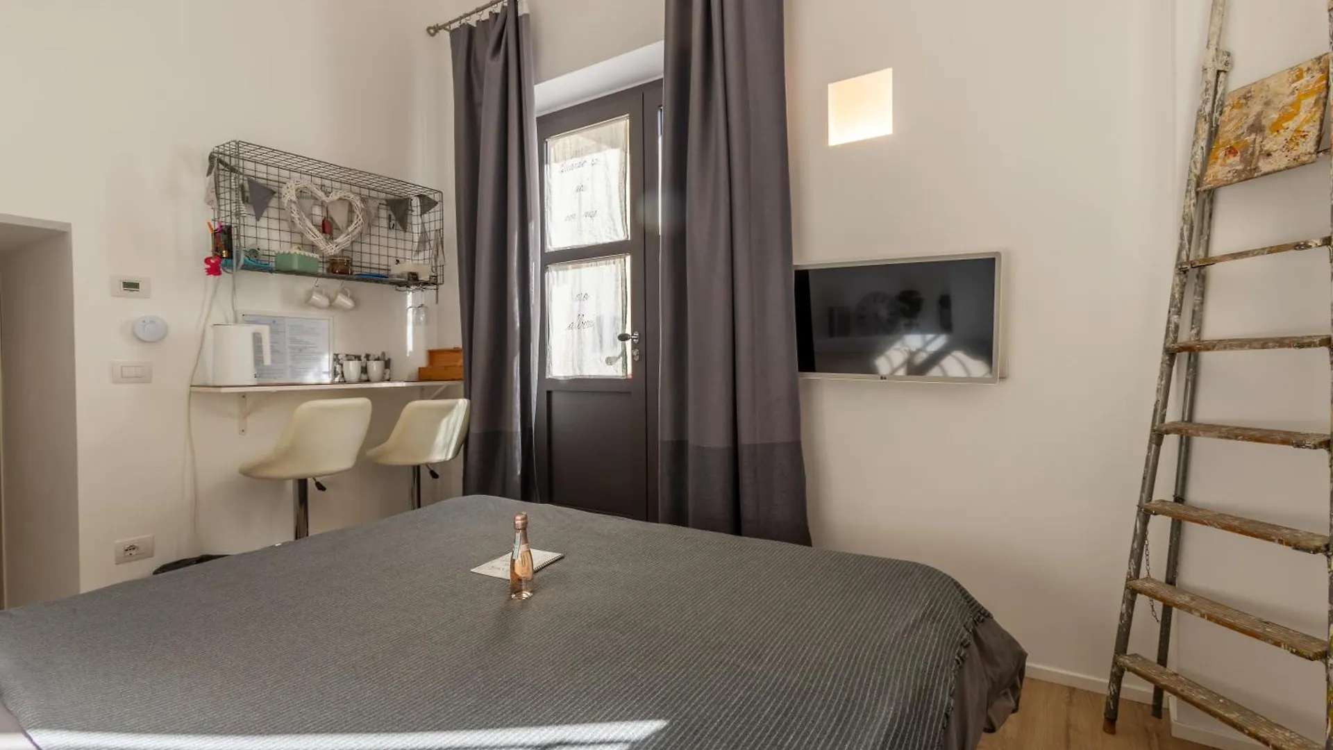 Cozy Room In The Heart Of Como 0*,  Italia